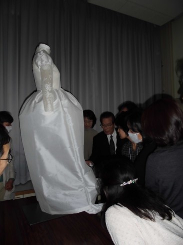 「光沢があり軽く張りがある」18世紀ロココ宮廷織物の復元に注目が集まります