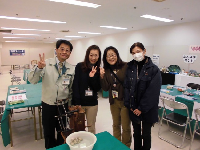 イベント開始前の職員。なんて仲良しなんでしょう!