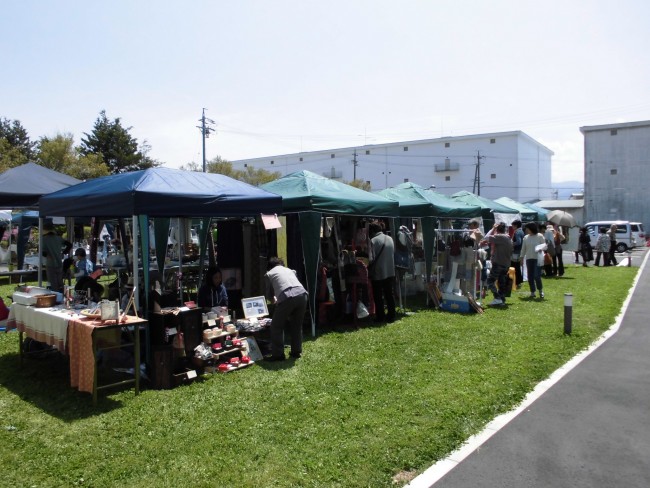 前庭でのクラフト展は、多くの方でにぎわいました。
