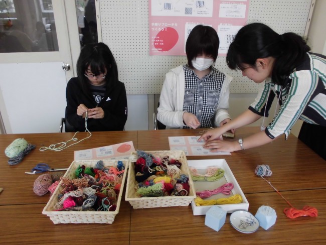 緯糸になる糸は多摩美術大学で作品の製作過程で出た残糸や、岡谷の絹糸を使います。
