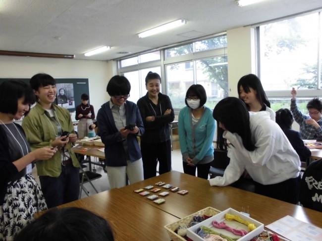 午前中(高校生)の鑑賞タイム。皆さんの作品を並べてみると…
