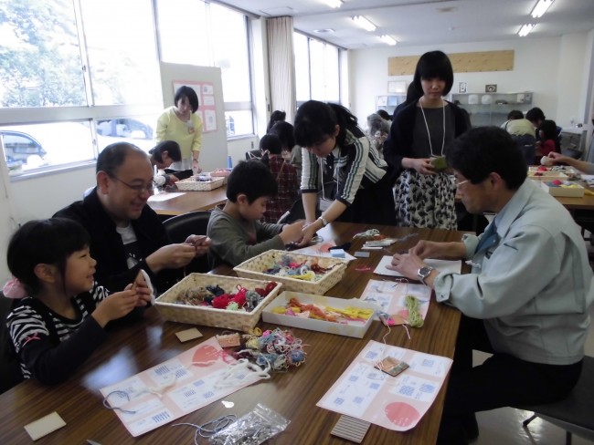 午後は大人もこどももわいわい作りました!誰よりも気合を入れていたのは…館長!?