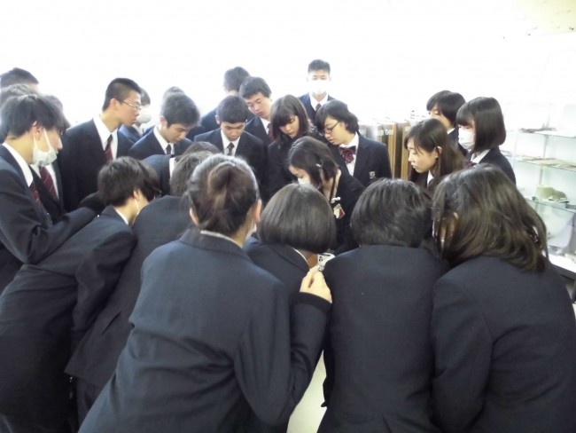 たくさんの高校生の視線の先には…お蚕さん!