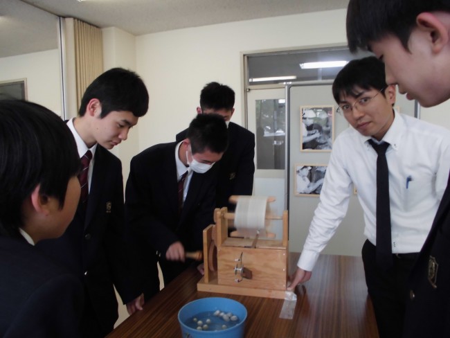 糸取り体験と通じて高校生との交流が楽しめた職員K。