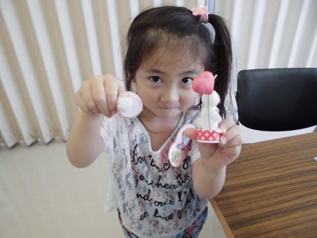 左手にはキットのうさぎさん。右手にはなんとダンゴむし!