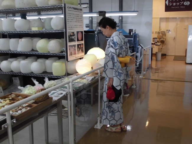 お母様の浴衣をお召しの女性。白地が清々しい