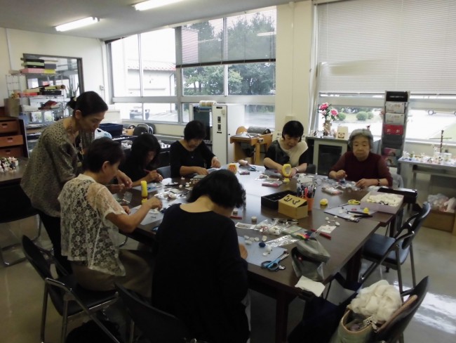 まゆを組み立て作る細かい作業に苦労しながらも、一生懸命取り組まれていました。