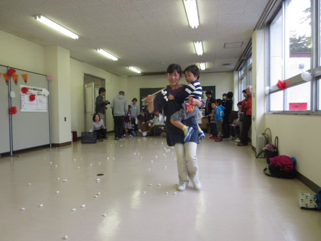 うちわやはし、コップなどで運びました。