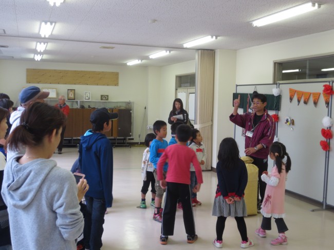 まゆは1個で約1グラムです、と館長。